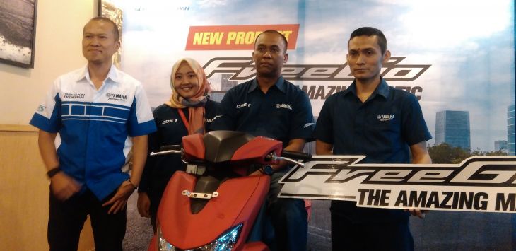 Koordinator After Sales DDS 2, Doddy Nur Susanto dan Koordinator Sales DDS 2 Jabar Fitri Agustadi saat memperkenalkan Yamaha FreeGo di Maxx Coffee, Bandung Indah Plaza (BIP), Sabtu (24/11). 
