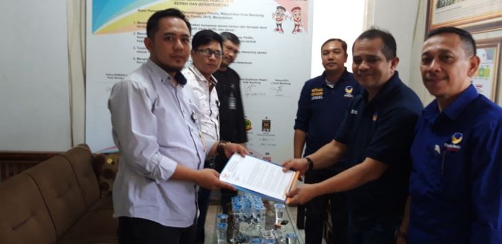 Tim Advokasi DPC Partai Nasdem Kota Bandung, menyerahkan berkas laporan terkait pembakaran bendera. (GATOT POEDJI UTOMO/RADAR BANDUNG)