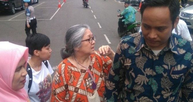 Nenek CW hidup di hotel selama 10 tahun bersama lima anak adopsinya