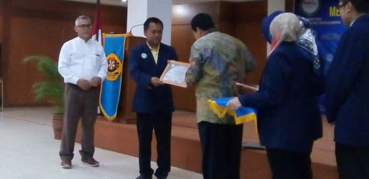 Ketua Umum DPP PDRI, Dr Ahmad Zakiyuddin SIP MIKom memberikan piagam penghargaan kepada Prof Dr Sugiyono sebagai Penulis Metode Penelitian terbanyak di Indonesia.