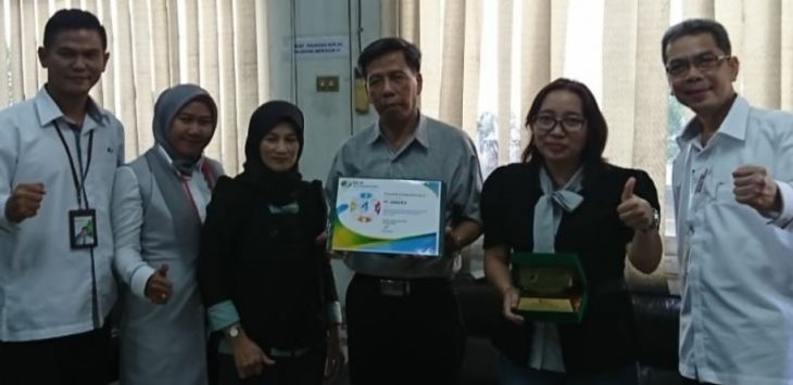 Kepala Kantor BPJS TK Cabang Cimahi, Ferry Azhari memberikan penghargaan kepada Manajer Personalia Margono dan Yuni Anna Payroll di Ruang Rapat Kahatex Cijerah Cimahi, Rabu ( 5/12/2018).Foto:Istimewa
