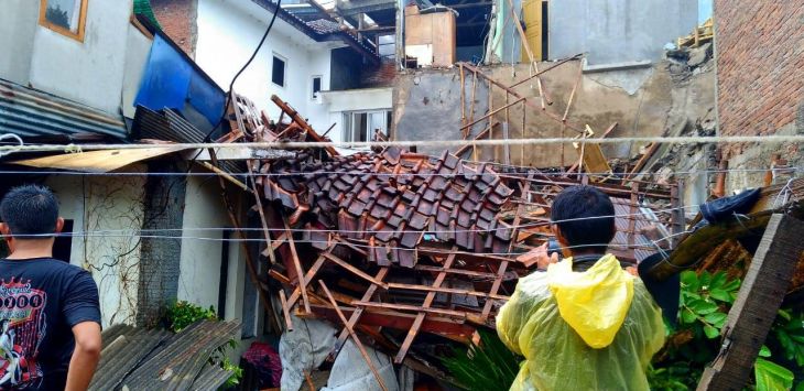 MENYAKSIKAN: Sejumlah warga sedang melihat rumah warga yang ambruk akibat hujan dan angin kencang di Lembang, Kabupaten Bandung Barat, belum lama ini. ( foto : IST )