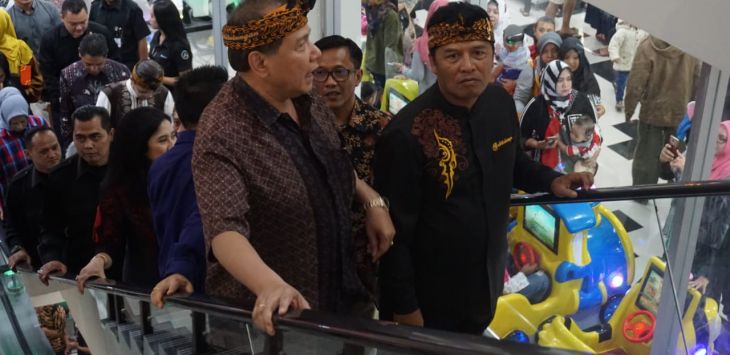 Kepala KPP Pratama Soreang, Harry Pantja Sirait bersama Bupati Bandung Dadang Naser dan Founder dan Chairman CT Corp, Chairul Tanjung.