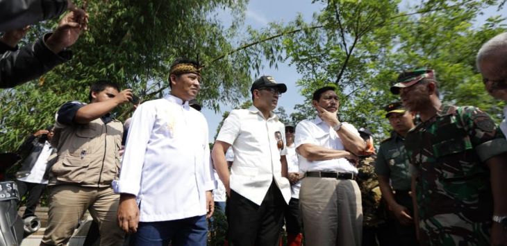 Bupati Bandung H. Dadang M Naser, Gubernur Jawa Barat (Jabar) Ridwan Kamil dan Menteri Koordinator Bidang Kemaritiman (Menko Maritim) RI Luhut Binsar Panjaitan memantau keberlanjutan Program Citarum Harum, melalui Rapat Koordinasi (Rakor) bersama Satuan Tugas (Satgas) Citarum Harum. (IST)