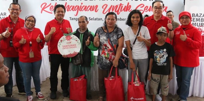 Direksi dan Manajemen Telkomsel juga ikut hadir langsung dalam memberikan hiburan untuk anak-anak di Panti Asuhan Pintu Elok (6/12). 