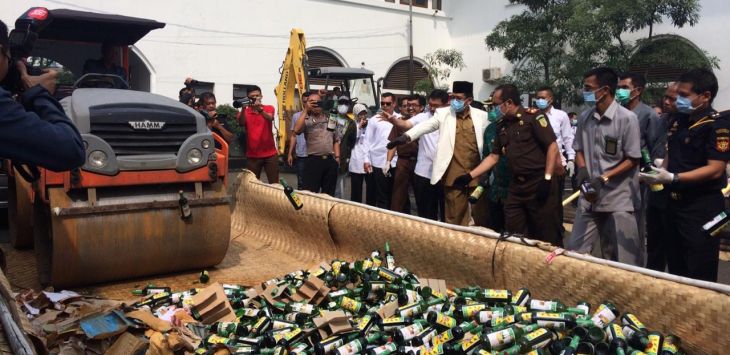 Kejaksaan Negeri Bandung Musnahkan Ribuan botol minuman keras dan narkotika hasil tindak pidana umum dan khusus yang telah berkekuatan hukum tetap alias inkracht di halaman kantor Kejari Bandung, Selasa (12/12/2018).