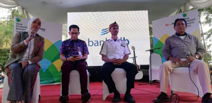 FGD : (ki-ka) Wakil Rektor Bidang Riset, Pengabdian pada Masyarakat, Kerja Sama, dan Korporasi Akademik Universitas Padjadjaran Dr Keri Lestari, Divisi Kredit UMKM Bank Jabar Banten (bank bjb) Muklisin, dan Eman Suherman Ketua Forum Bumdes Jabar membahas permasalah Bumdes. (Ist)