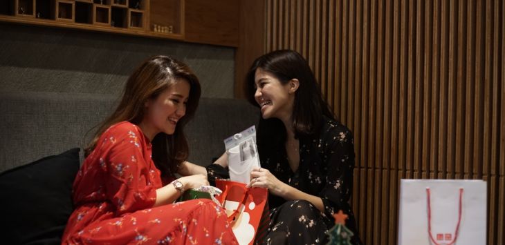 SERU: Kakak-beradik,	 Agatha Suci dan Aurelia Carisa, rayakan Natal dan bersiap menyambut	Tahun Baru dengan kenyamanan dari	koleksi	UNIQLO AIRism