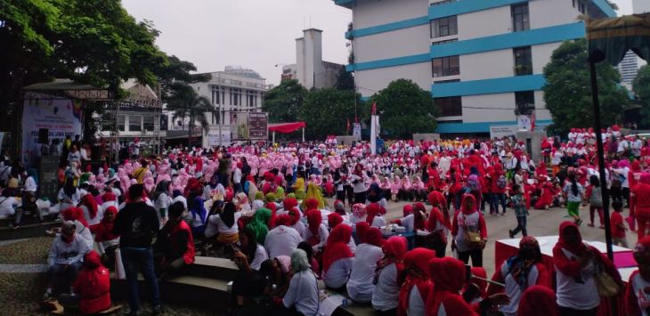 Ribuan perempuan mengikuti Senam Bersama Dalam Rangka Peringatan Hari Ibu di kawasan Jalan Soekarno, Kota Bandung, Sabtu (22/12/2018)