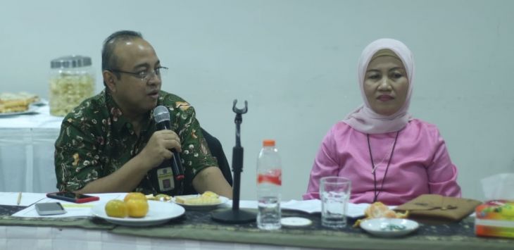 Kepala Kanwil DJP Jabar I Yoyok Satiotomo (kiri) dan Kepala KPP Pratama Sumedang Roos I Yulinapatrianingsih pada acara Tax Gathering yang digelar KPP Pratama Sumedang. 