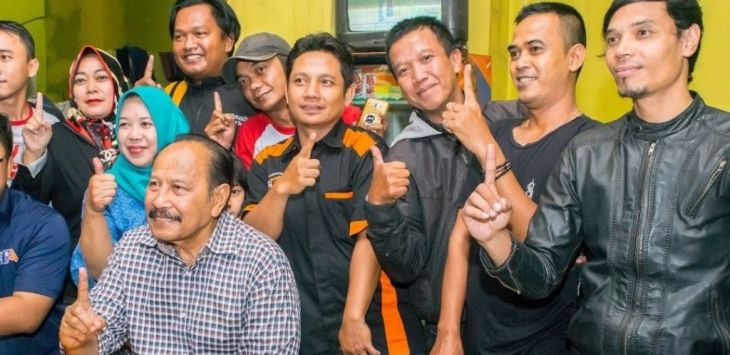 Mantan Bupati Kuningan Periode 2003-2013, Aang Hamid Suganda saat berdiskusi dengan warga Kuningan yang merantau di Kota Bandung.