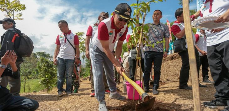 Walikota Cimahi Ajay M Priatna bantu menanam pohon. Itu dilakukan sebagai langkah antisipasi bencana alam yang sewaktu waktu bisa mengancam. ( Foto : WHISNU PRADANA RADAR BANDUNG )