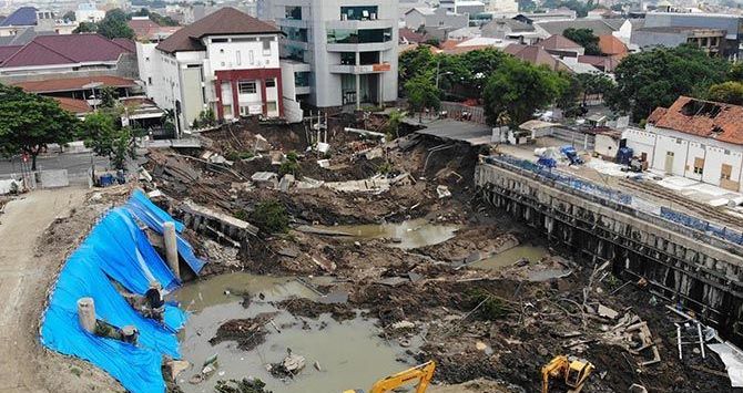 Kondisi tanah yang ambles di Jalan Raya Gubeng, Surabaya, Rabu (19/12/2018). Amblesnya jalan ini diduga akibat proyek pengembangan RS Siloam. (