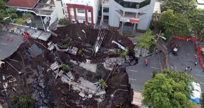 Kondisi Jalan Raya Gubeng Surabaya setelah ambles. (Istimewa)
