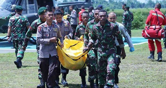 Evakuasi jenazah kekejaman KKB di Papua (Cendrawasih Post/ Jawa Pos Group)