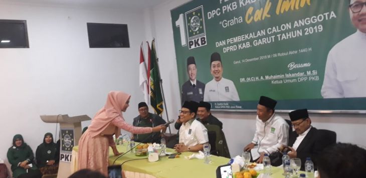 Ketua Umum PKB,A.Muhaimin Iskandar didaulat bernyanyi oleh bintang tamh Gita KDI saat peresmian gedung DPC PKB Kab.Garut dan Pembekalan 50 caleg DPRD,Jumat malam,(14/12/2018). (IST)