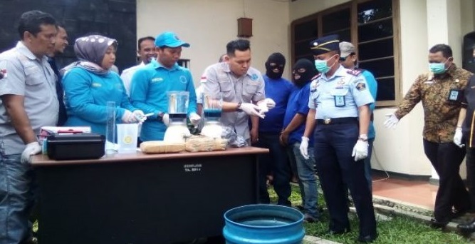 Badan Narkotika Nasional (BNN) Jawa Barat mengungkap bisnis narkotika di Lembaga Pemasyarakatan (Lapas) Narkotika Banceuy, Bandung (Siti Fatonah/JawaPos.com)