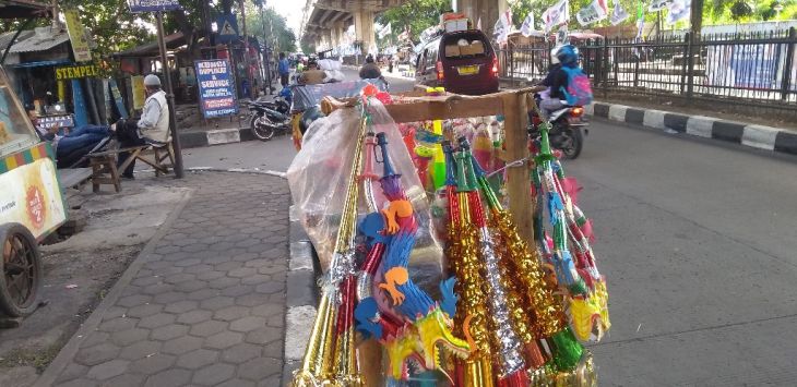 Gerobak penjual trompet milik Ujang di Jalan Kiaracondong, Kota Bandung, Minggu (30/12). Foto: Azzis Zulkhairil/Radar Bandung