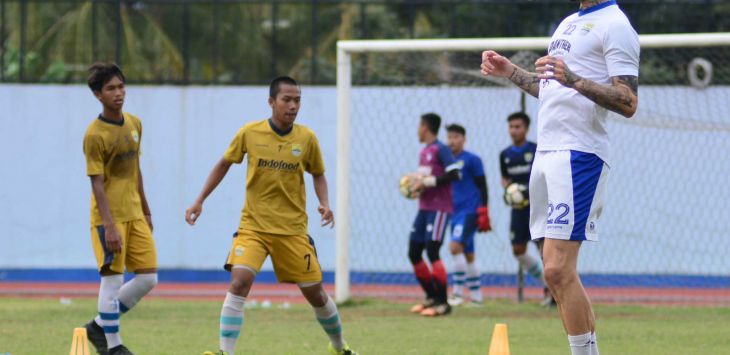 Bek Persib, Bojan Malisic saat menjalani sesi latihan bersama Diklat Persib di SPOrT Jabar Arcamanik, Kota Bandung, Senin (28/1/2019). (foto : ist)