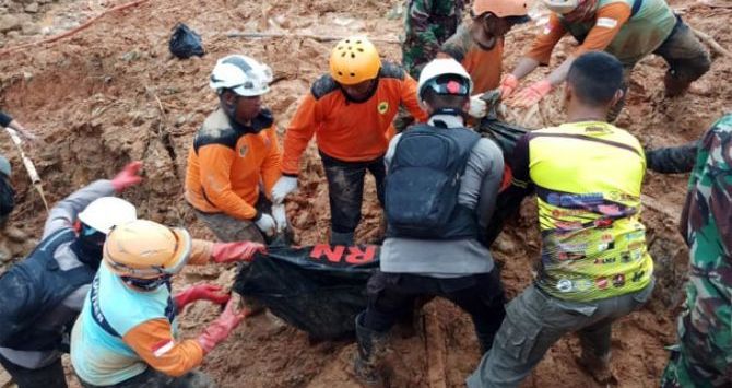 Tim SAR gabungan bersama relawan tengah berupaya mengevakuasi korban yang ditemukan akibat bencana tanah longsor di Sukabumi, Kamis (3/1). (Dok.Humas Polda Jabar)