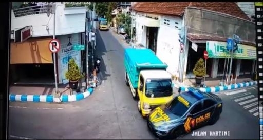 Truk tabrak mobil polisi