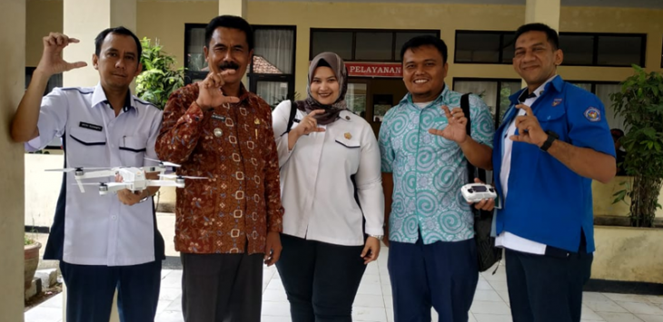 Civitas akademika Universitas Nurtanio saat uji terbang drone rakitan karya Universitas Nurtanio di Cipongkor, KBB. Foto: Istimewa