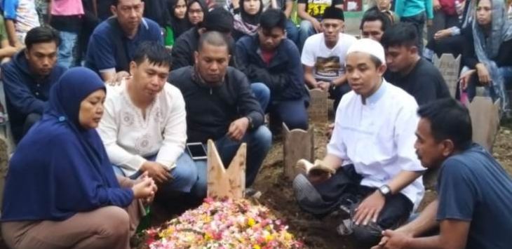 Suasana haru menyelimuti saat pemakaman Almarhumah Wiwi Winarti yang meninggal dunia pada  Jumat, (11/1/2019) lalu di Ciwastra. Vikie Taufik For Radar Bandung 