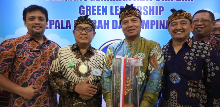 Bupati Bandung H. Dadang M Naser, SH., S.Ip., M.Ip menerima penghargaan pada acara Penganugerahan Adipura dan Green Leadership yang berlangsung di Auditorium dr. Sudjarwo Gedung Manggala Wanabakti, Senayan Jakarta, Senin (14/01/2019).