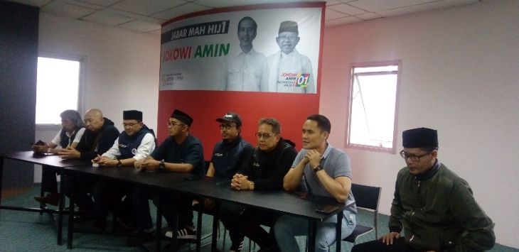 Relawan pasangan Capres dan Cawapres Joko Widodo-Ma'ruf Amin saat jumpers di Rumah Kerja Relawan Jokowi-Amin Jabar Jalan Sindang Sirna 38 Bandung.
