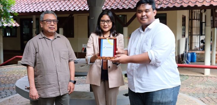 APRESIASI: Pertamina MOR III memberi apresiasi kepada mahasiswa Departemen Teknik Kimia Fakultas Teknik Universitas Indonesia (FT UI) soal Photovoltaic Charging Outlet Tenaga Surya.