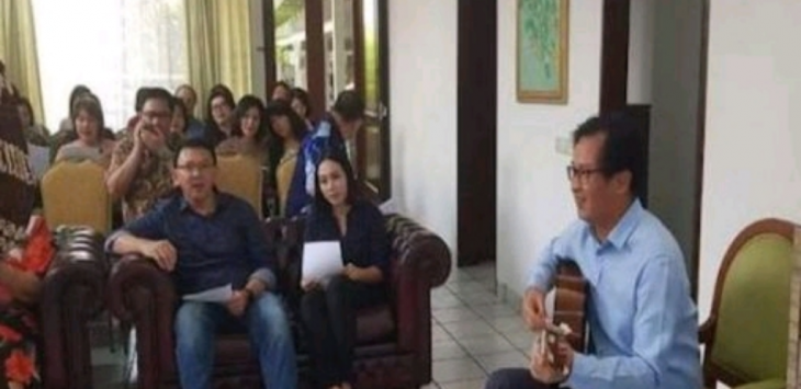 Basuki T Purnama alias Ahok dan Puput Nastiti Devi dalam peribadatan keluarga.