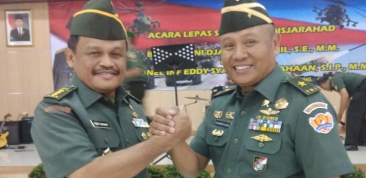 Kepala Dinas Sejarah Angkatan Darat (DISJARAHAD) yang baru Kolonel Inf Eddy Syahputra Siahaan salam komando dengan pejabat sebelumnya Brigjen TNI Jashar Djamil (kanan) seusai acara, Jumat (4/1/2019). Foto:Solihin Samad/Radar Bandung