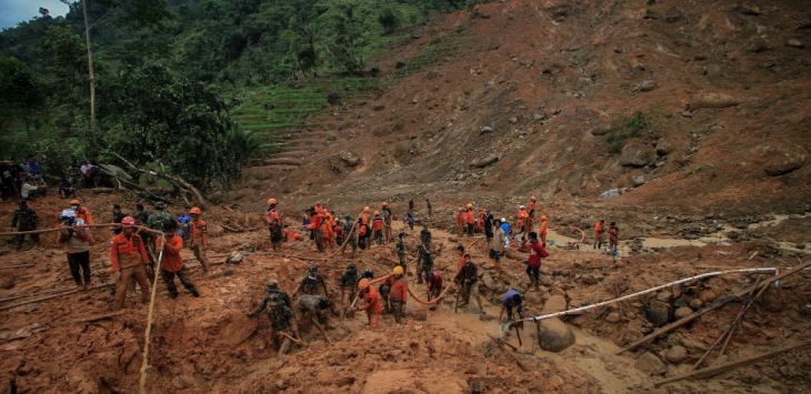 PENCARIAN KORBAN : Petugas gabungan mencari korban yang tertimbun tanah longsor di kampung Cimapag, Desa Sirnaresmi, Kecamatan Cisolok, Kabupaten Sukabumi, Jawa Barat, Kamis (3/1).  Foto: Riana Setiawan/Radar Bandung