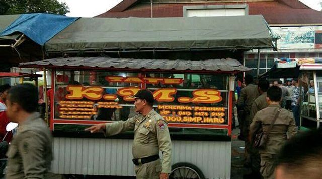 Satpol PP bersama petugas gabungan saat menggeledah Pondok Sate yang menggunakan bahan daging babi. (Istimewa)