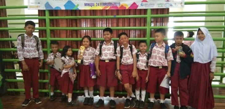 PRESTASI : Murid SD Kartika XIX-4 Kota Cimahi, foto bersama sambil memegangi piala hasil kerja kerasnya, di SOR Arcamanik Jalan Pacuan Kuda Bandung, Minggu (24/2). ( foto : GATOT POEDJI UTOMO/ RADAR BANDUNG )