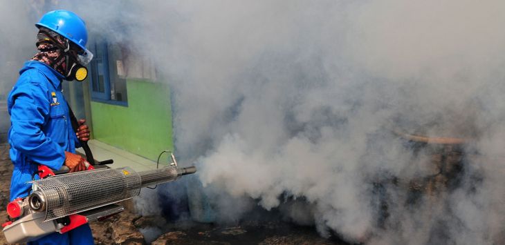 FOGGING: Petugas melakukan Fooging atau pengasapan di pemukiman warga, Kamis (7/2). ( Foto: TAOFIK ACHMAD HIDAYAT/RADAR BANDUNG)