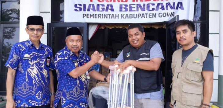 Asisten 1 Kab Gowa, Muhammad Rusdi, bersama Kadinsos Syamsuddin berjabat tangan dengan Kepala Balai Rehabitasi Sosial Wirajaya, Syaiful Samad di Kab Gowa, saat serah terima kursi roda dan tongkat, Jumat  (1/2/2019).