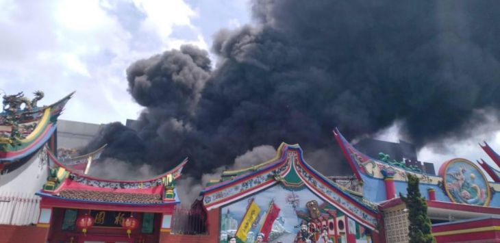 Vihara Samudra Bhakti Jalan Kelenteng terbakar saat Umat Budha tengah sembahyang merayakan Tahun Baru Imlek 2019, Selasa (5/2/2019). 