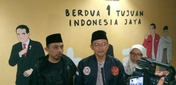 Direktur Relawan Tim Kampanye Nasional (TKN) Jokowi-Ma’ruf Amin, Maman Imanulhaq  (tengah) saat diwawancara di RUMKER (Rumah Kerja Relawan Jokowi Ma'ruf) Jabar 
Jl. Sindang Sirna no 38, Bandung, pada 
Sabtu malam (16/2/2019).