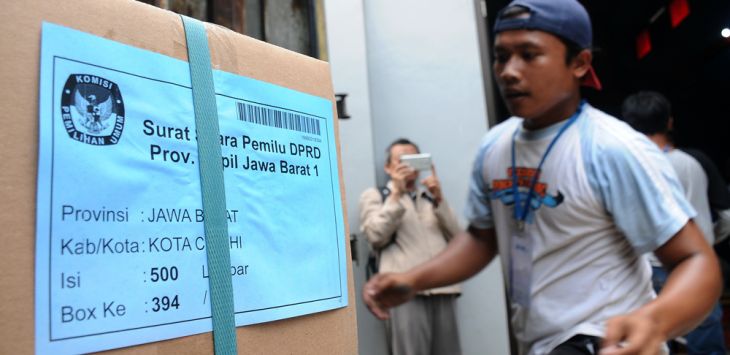 Petugas menurunkan surat suara pemilu di gudang logistik KPU Cimahi, gedung LKMD, Jalan Padasuka, Kota Cimahi, Selasa (26/2/2019).( foto : TAOFIK ACHMAD HIDAYAT )