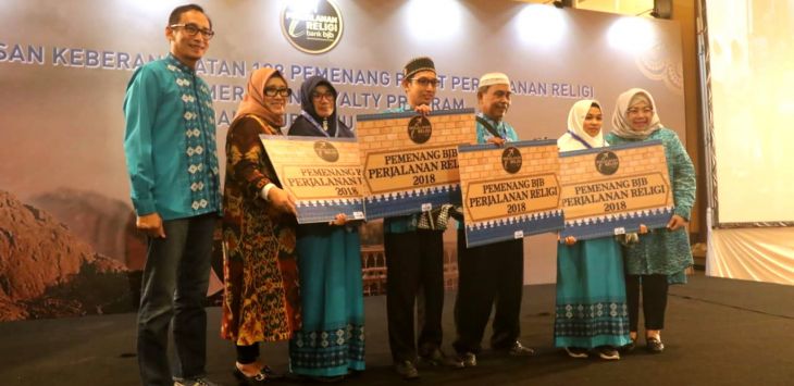 UNDIAN PROGRAM :Direktur Operasional bank bjb Fermiyanti, Direktur Konsumer dan Ritel bank bjb Suartini, dan Pimdiv Kredit Konsumer bank bjb Triastoto Hardjanto Wibowo berfoto bersama perwakilan nasabah pada Pelepasan Keberangkatan Pemenang Paket Perjalanan Religi, Consumer Loan Loyalty Program bank bjb Tahun 2018, di Ballroom Hotel Aryaduta, Jumat (8/2). Sebanyak 198 pemenang diberangkatkan melaksanakan ibadah umrah.