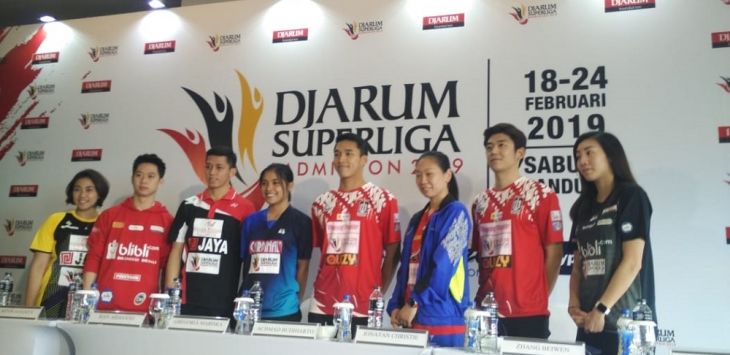 TANDING: Para pemain kelas dunia Badminton siap berburu kemenangan di Djarum Superliga Badminton 2018 yang diadakan di Kota Bandung. (Foto : NIDA KHAIRIYYAH/RADAR BANDUNG) 