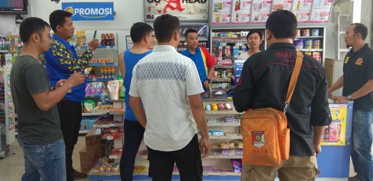 OLAH TKP : Anggota Reskrim Polres Cimahi melakukan oleh tempat kejadian perkara di minimarket Jalan Raya Cimareme, Kecamatan Padalarang, Kabupaten Bandung Barat, Minggu (10/2/2019). (Foto : Ist )