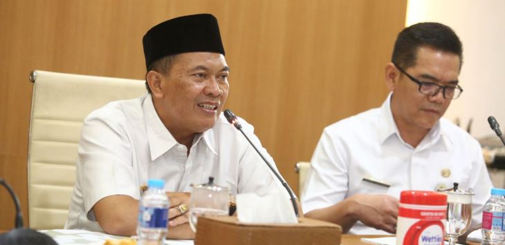 RAPAT: Walikota Bandung, Oded M danial saat memimpin rapat bersama sejumlah SKPD Kota Bandung, beberapa waktu lalu.(FOTO : DOKUMEND)