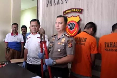 BARBUK : Kapolres Subang AKBP Muhammad Joni didampingi Kasat Reskrim AKP Moch Ilyas Rustiandi menunjukan barang bukti (barbuk) alat kejahatan (gunting besar) yang digunakan para pelaku.