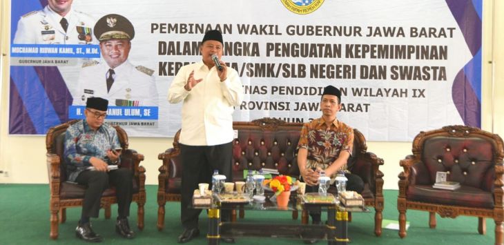 Wakil Gubernur Jawa Barat, Uu Ruzhanul Ulum 
saat memaparkan rencana pengembanagn pendidikan dalam acara 
Penguatan Kepemimpinan Kepala SMA/SMK/SLB Negeri dan Swasta Cabang Dinas Pendidikan Wilayah IX Provinsi Jabar di Aula SMK NU Kaplongan, Karangampel, Kabupaten Indramayu, Minggu (3/2/2019).
