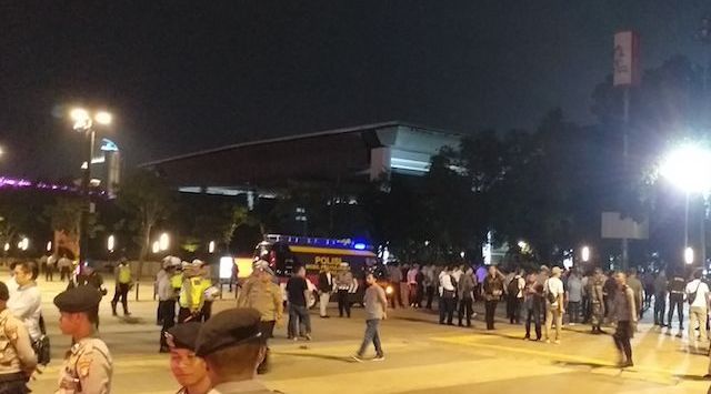 Ratusan polisi langsung bergerak dan melakukan penyisiran di Tepatnya di lokasi nonton bareng relawan 01 di Parkir Timur Senayan, Jakarta. 
