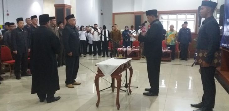 Bupati Bandung Barat, Aa Umbara Sutisna  melantik Sekda KBB, Asep Sodikin.