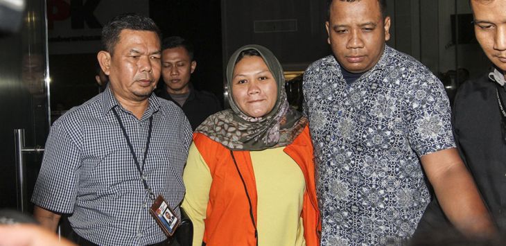 DIPERIKSA: Bupati Bekasi, Neneng Hassanah Yasin menggunakan rompi tahanan KPK saat berjalan usai pemeriksaan di gedung KPK, Jakarta, beberapa waktu lalu.( foto : dokumend ).