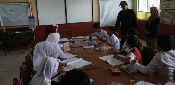 Suasana belajar mengajar di SDN Mekar Jaya Paseh Kabupaten Bandung. Hingga saat ini sekolah tersebut belum meiliki ruang belajar yang nyaman bagi para murid. 